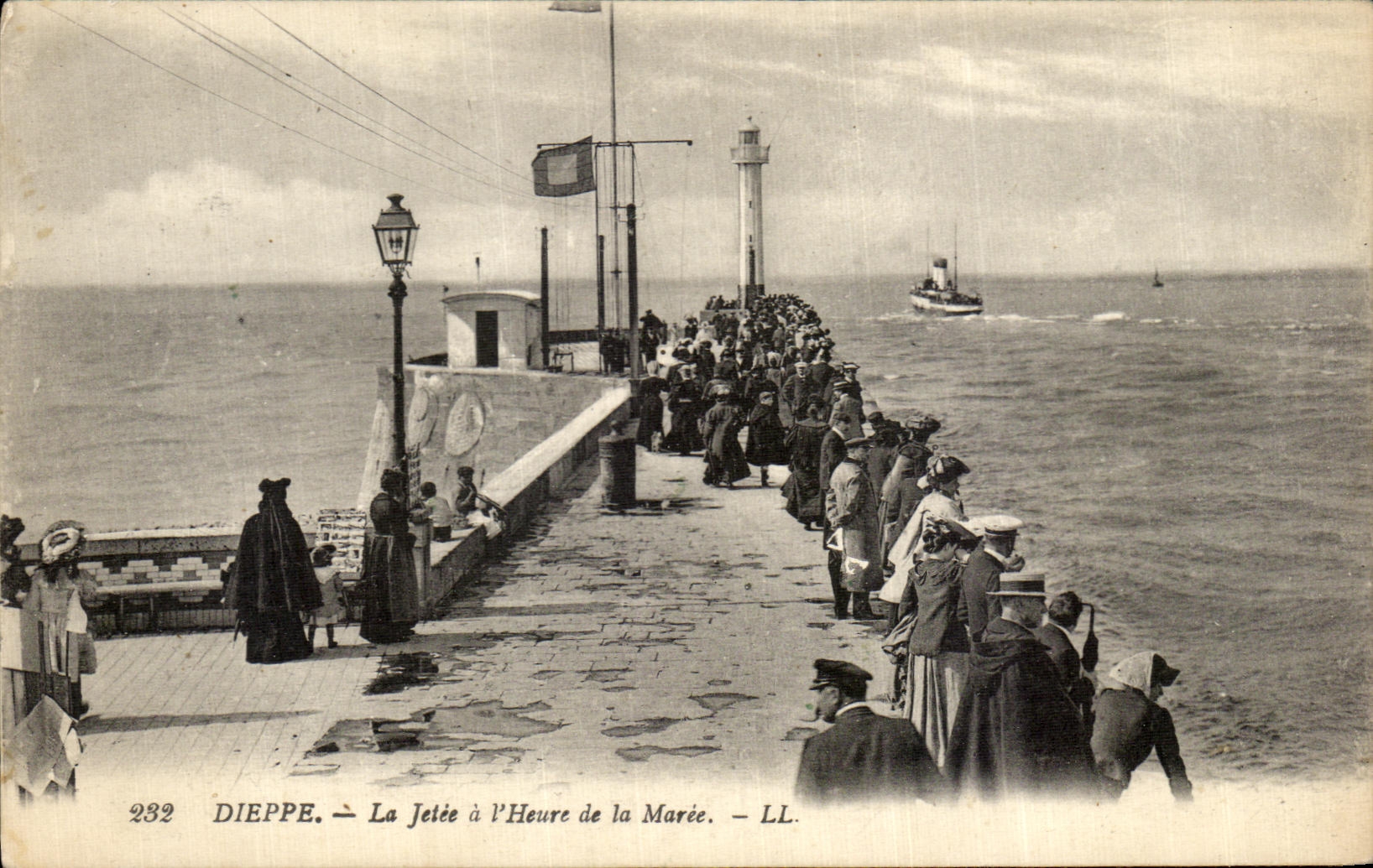 CPA Dieppe La Jetee a l Hotel de la Maree