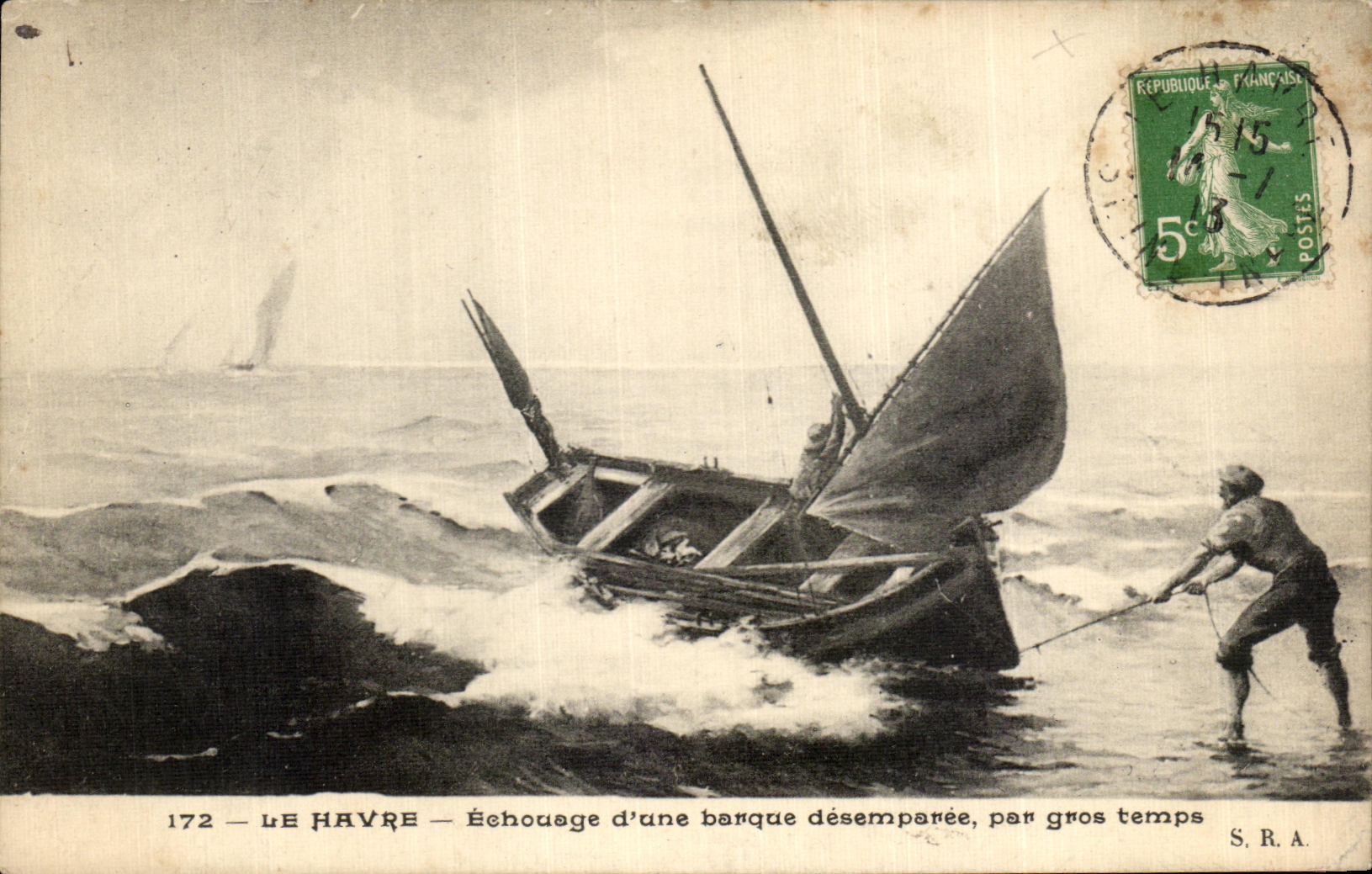 CPA Le Havre Echouage d une Barque desemparee par gros Temps Bateau