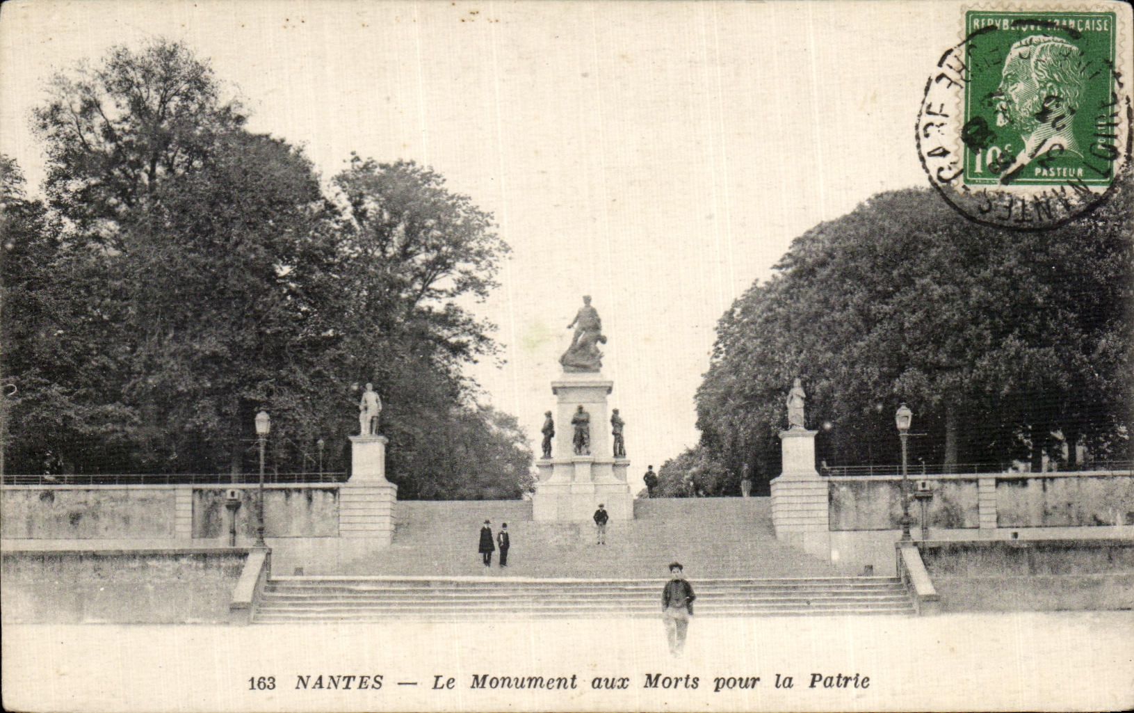 CPA Nantes Le Monument aux Morts Pour la Patrie Militaria