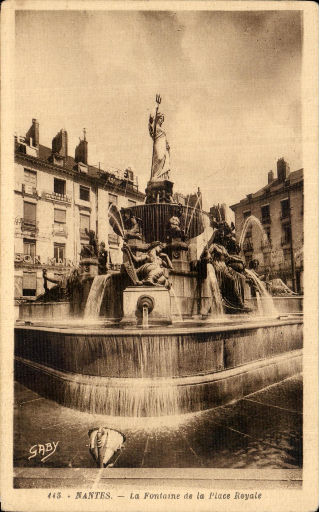 CPA Nantes La Fontaine de la Place Royale
