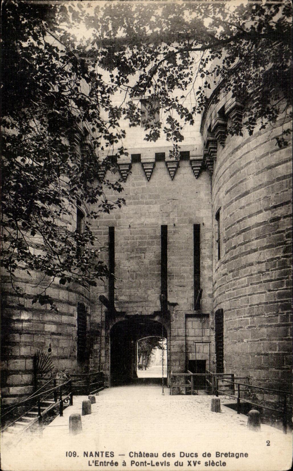 CPA Nantes Chateau des Ducs de Bretagne L Entree a Pont Levis du