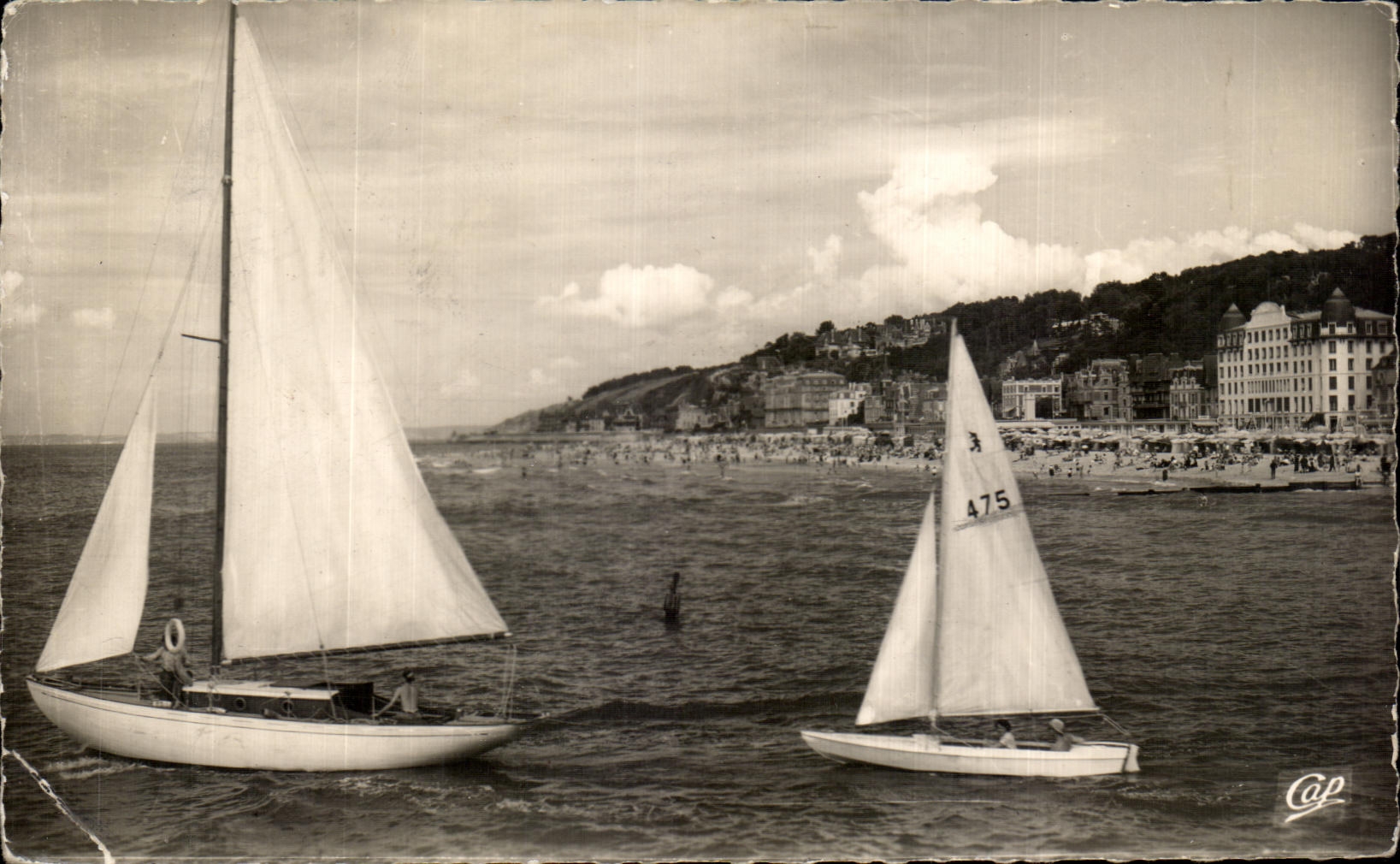 CPA Deauville Trouville Les Yachts et la Plage Bateau