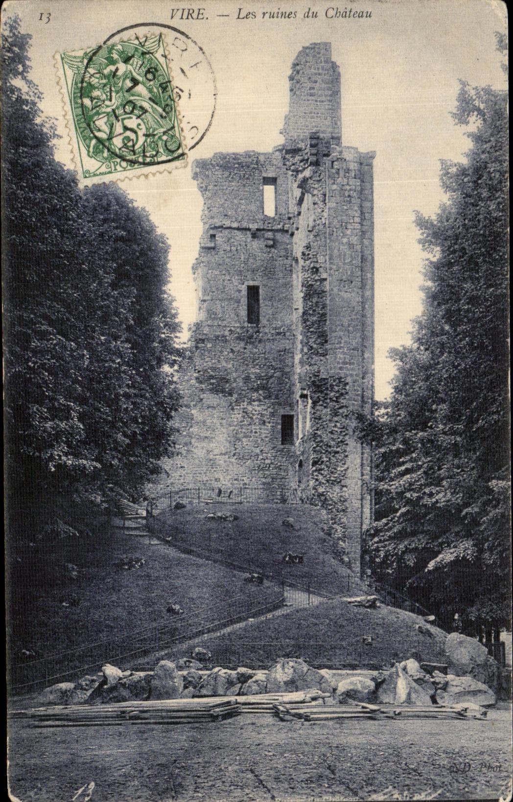 CPA Vire Les ruines du Chateau