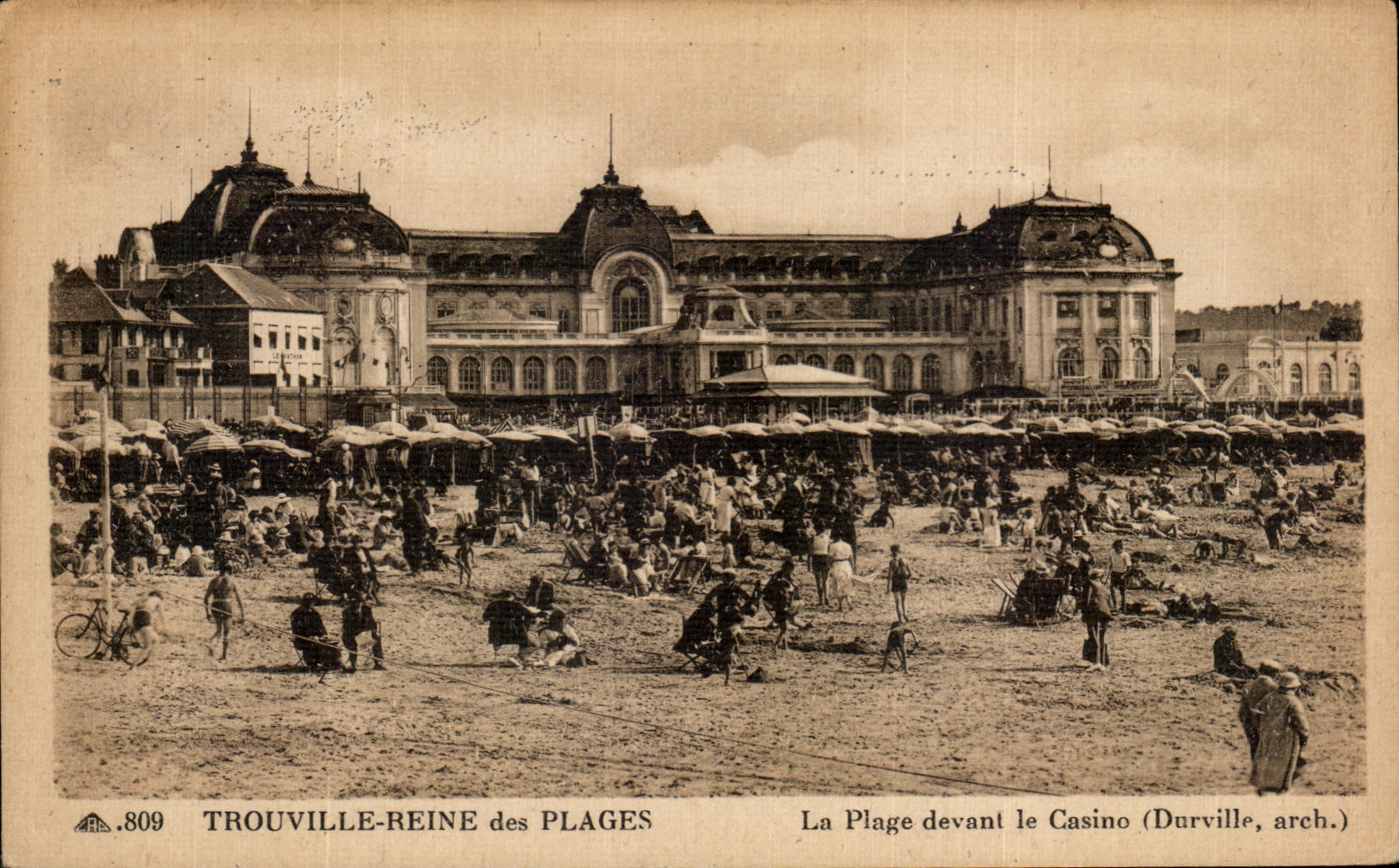 Trouville-Reine des Plages — La Plage devant le Casino (Durville, arch.)