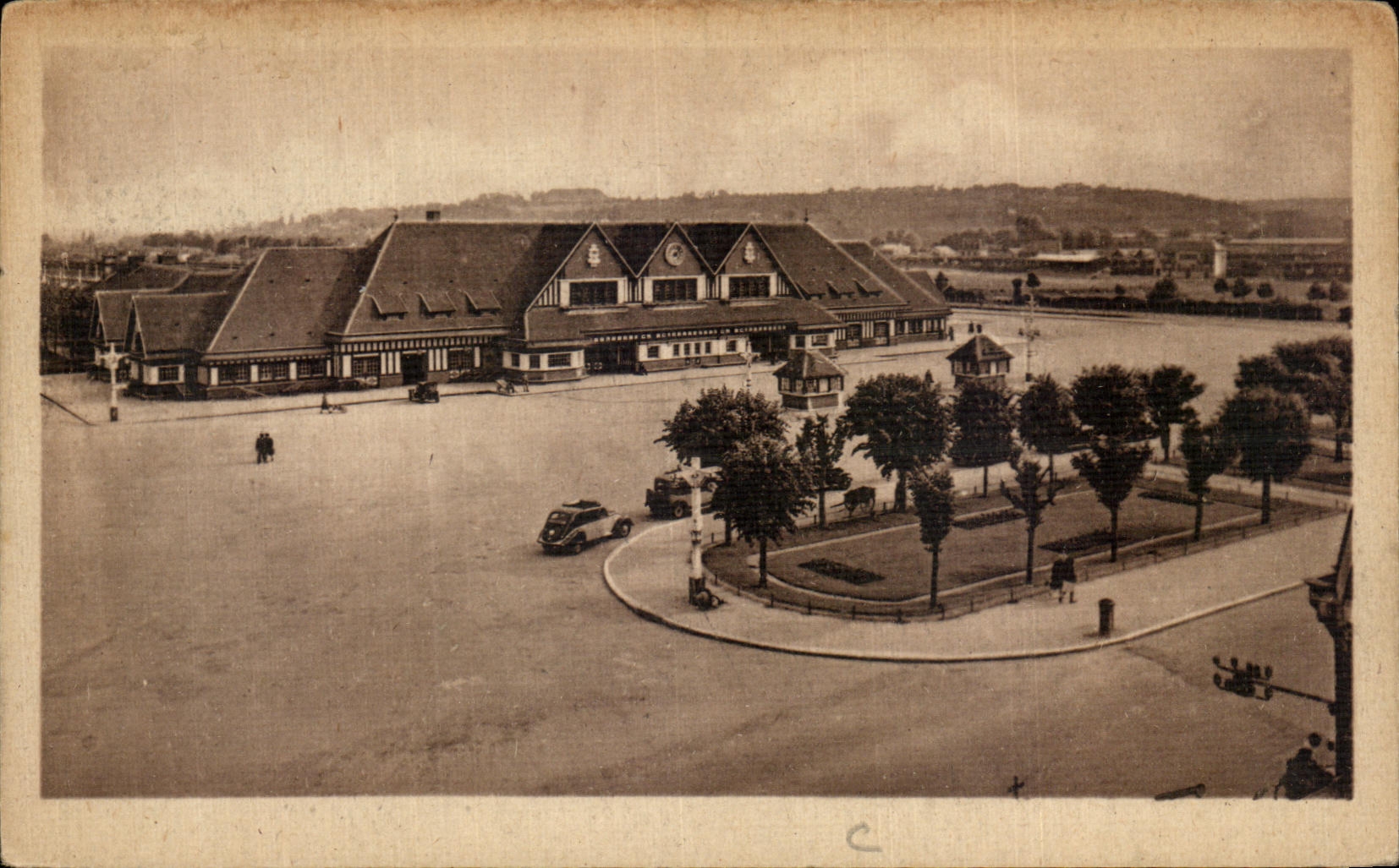 CPA Trouville Reine des Plages La Gare et les Nouveaux Jardins