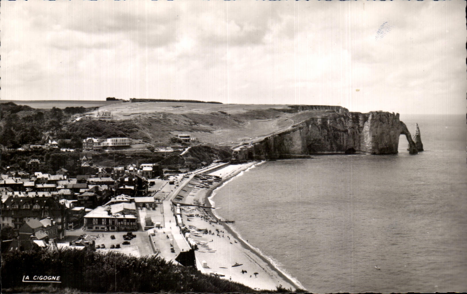 CPA Etretat Vue generale vers les falaises d aval