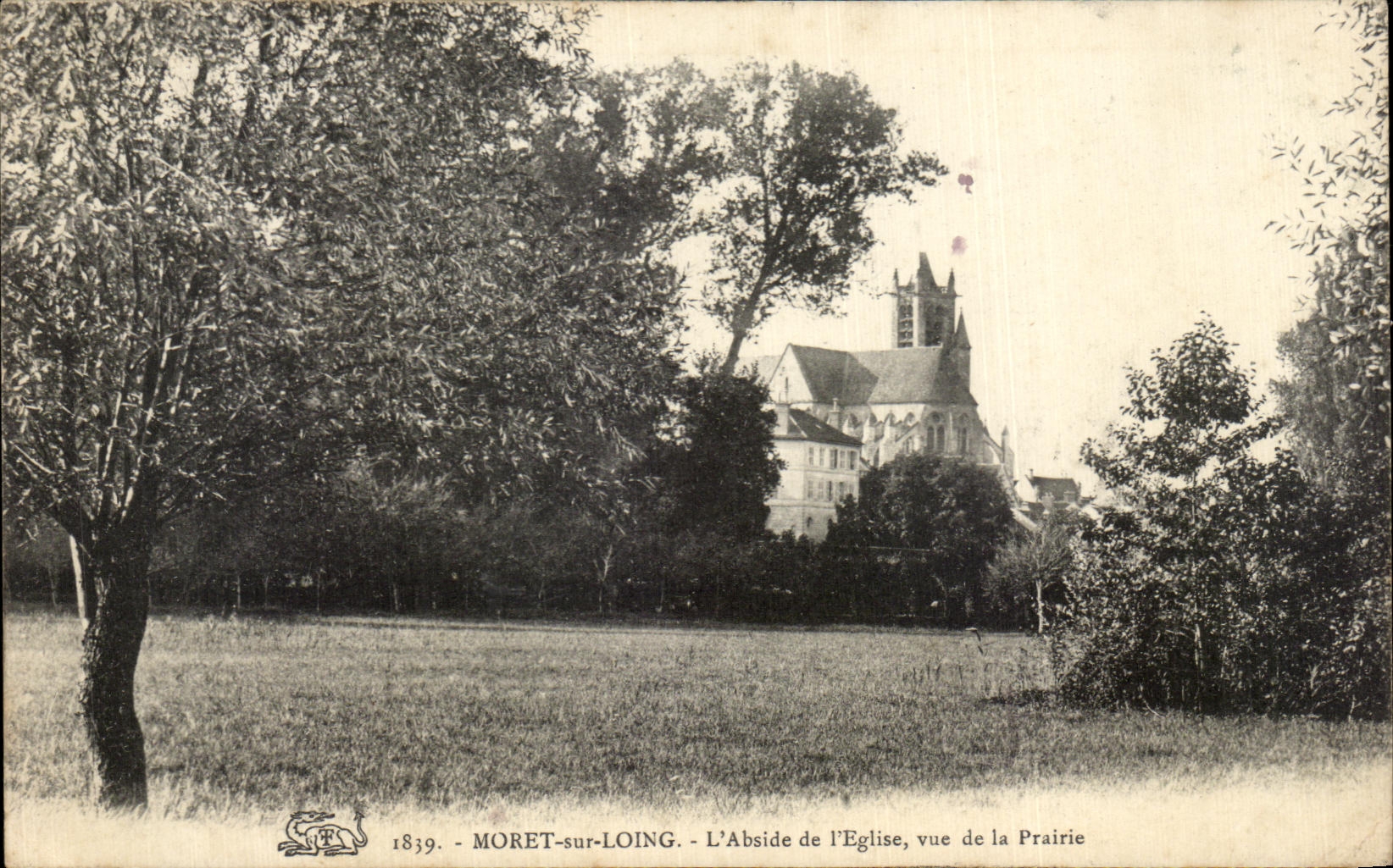 Moret-sur-Loing - De Abside van de Kerk, uitzicht vanaf het Veld