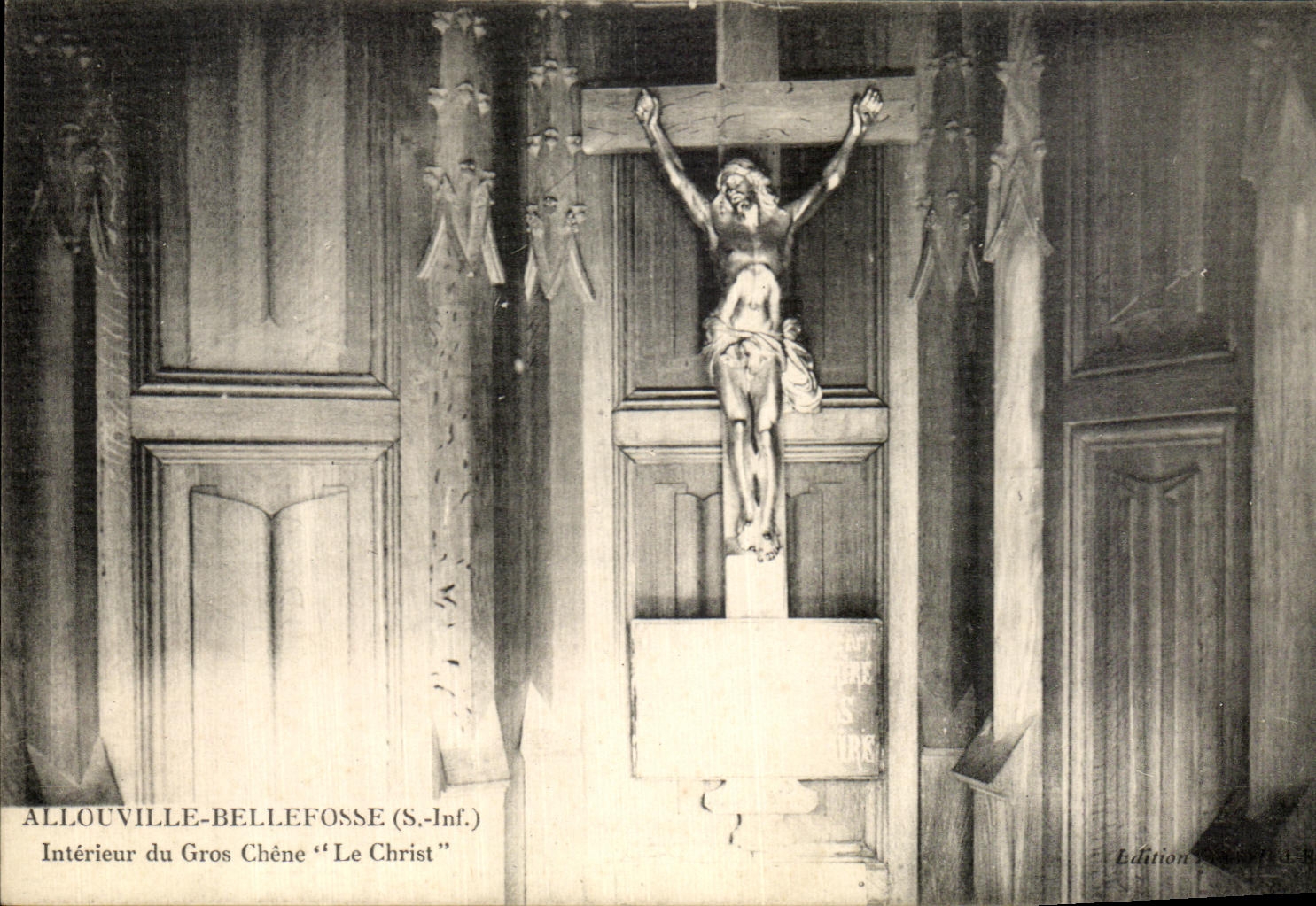 CPA Allouville Bellefosse Interieur du Gros Chene Le Christ
