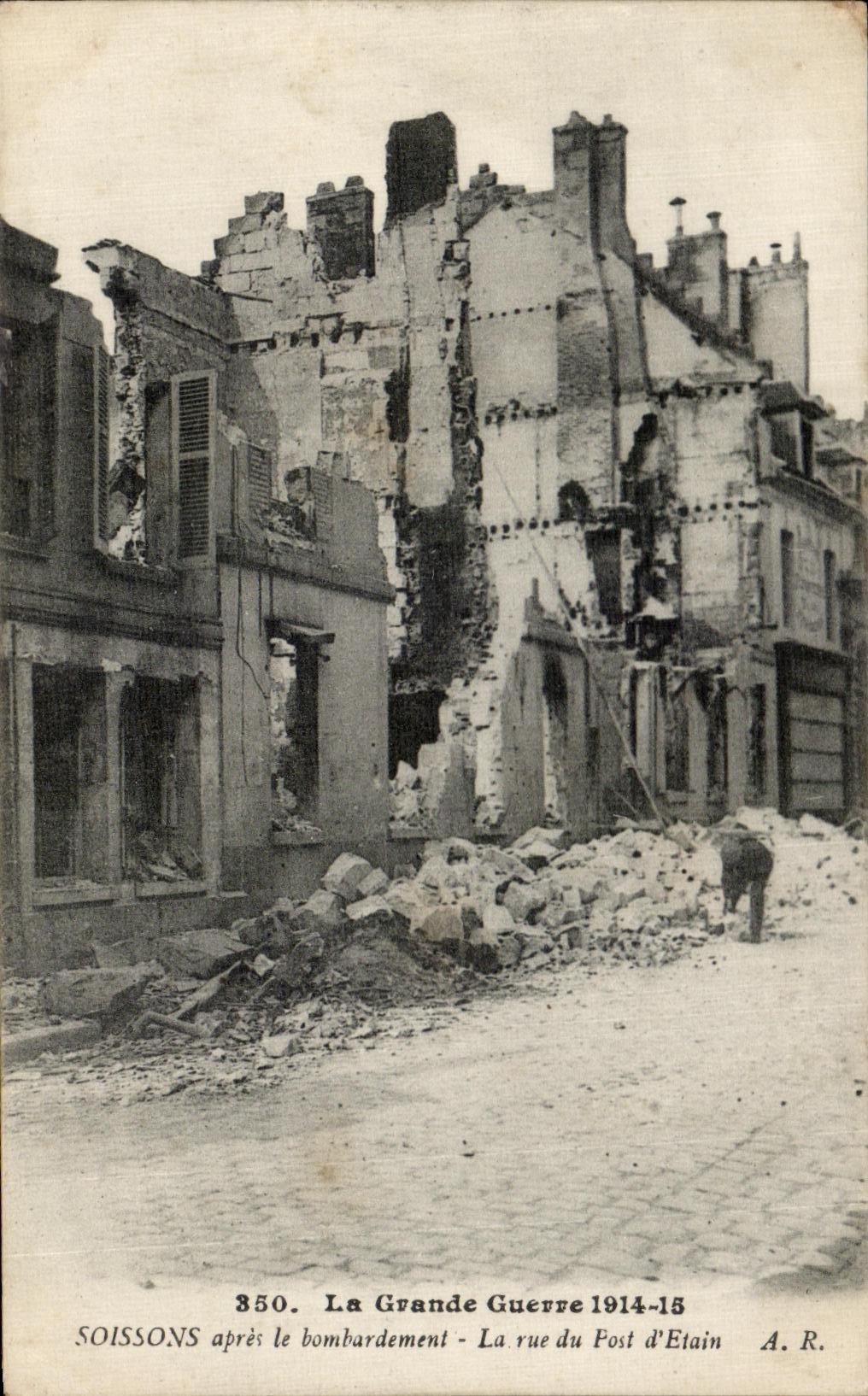 Soissons après le bombardement — La rue du Post d’Etain — A. R. — n° 350