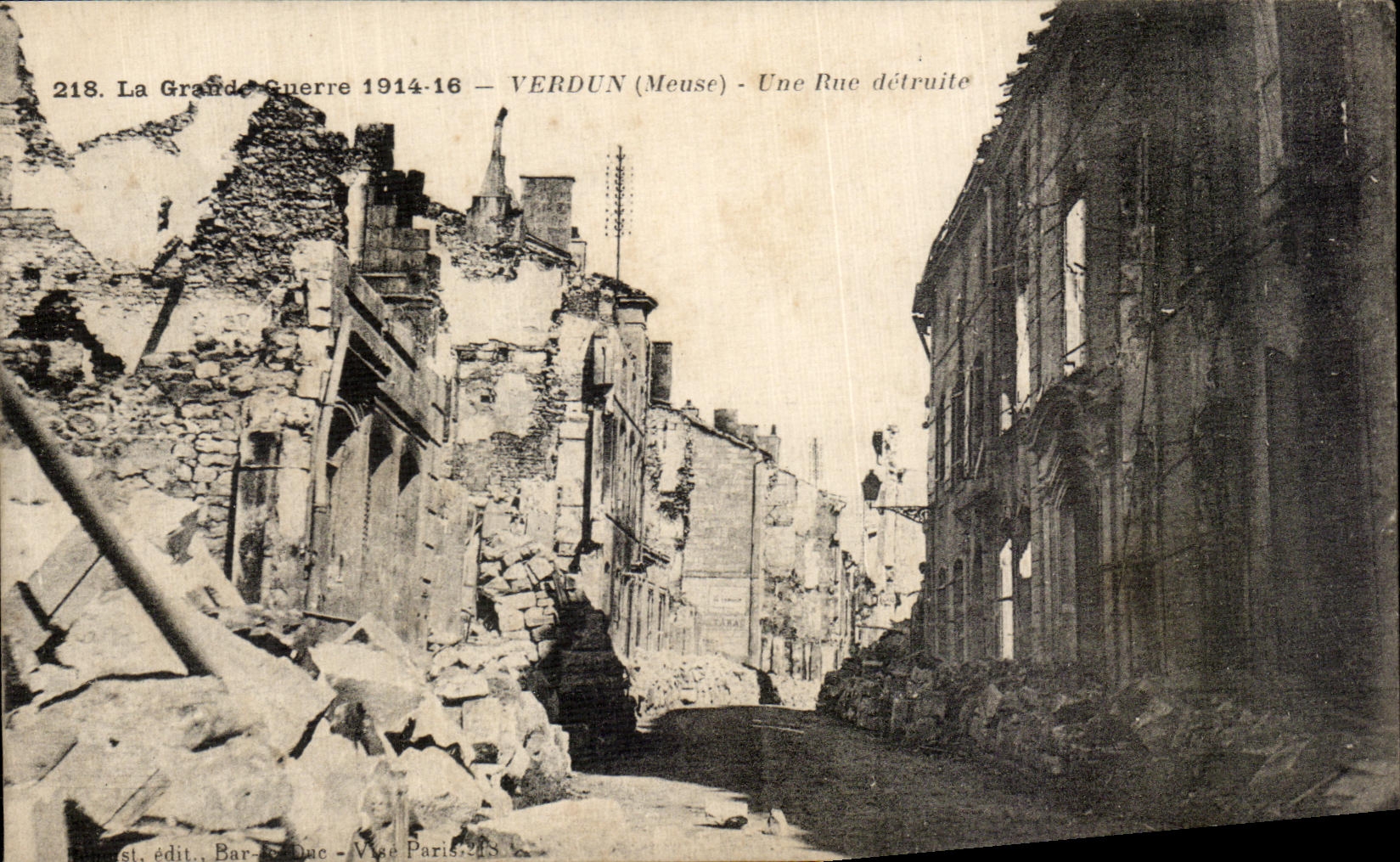 CPA La Grande Guerre Verdun Une Rue detruite Militaria
