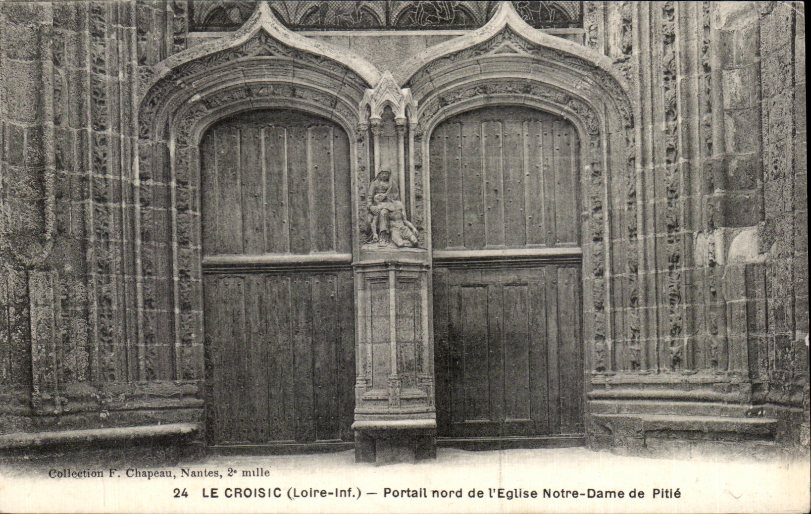 CPA Le Croisic (Loire inf) portall nord de I Eglise Notre Dame de pitie