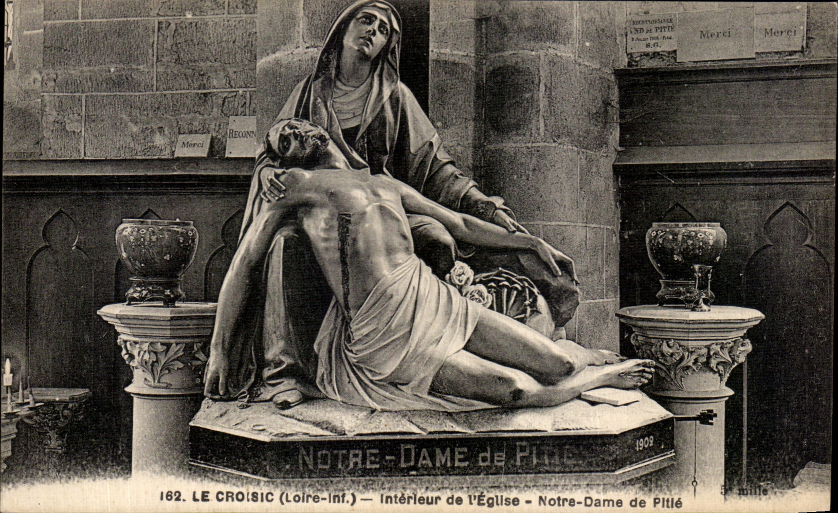 CPA Le Croisic (Loire Inf) Interleur de I Eglles Notre Dame de Pitie Christ