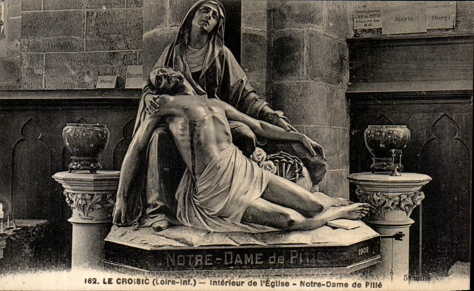 CPA Le Croisic (Loire Inf) Interleur de I Eglles Notre Dame de Pitie Christ