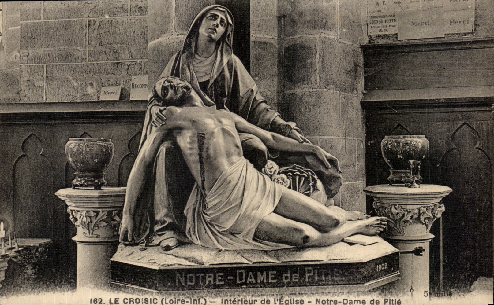 CPA Le Croisic (Loire Inf) Interleur de I Eglles Notre Dame de Pitie Christ