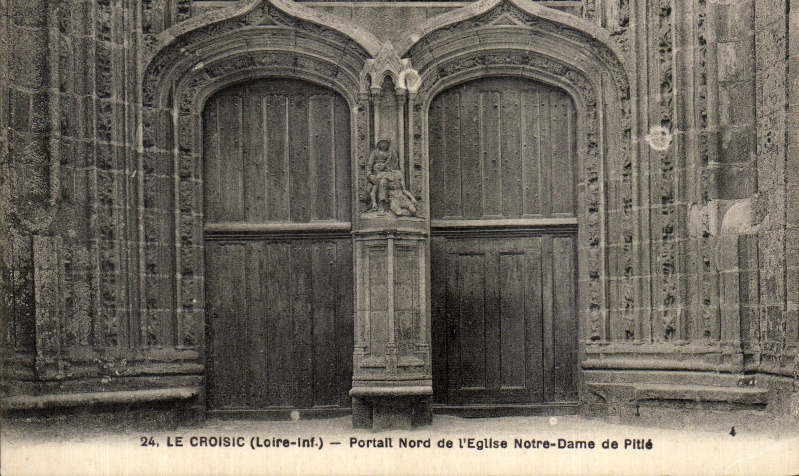 CPA Le Croisic (Loire inf) Portall Nord de I eglise Notre Dame de Pitie