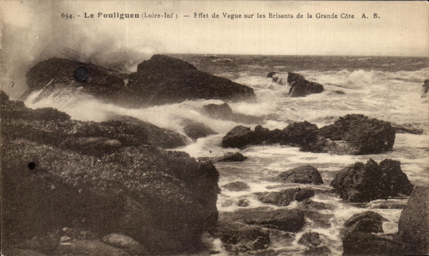 CPA Le Pouliguen (Loire Inf) Effet de Vague sur les Brisants de la Grande Cote