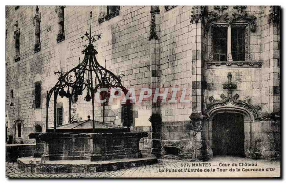 CPA Nantes Cour du Chateau Le Pulis et I Entree de la Tour