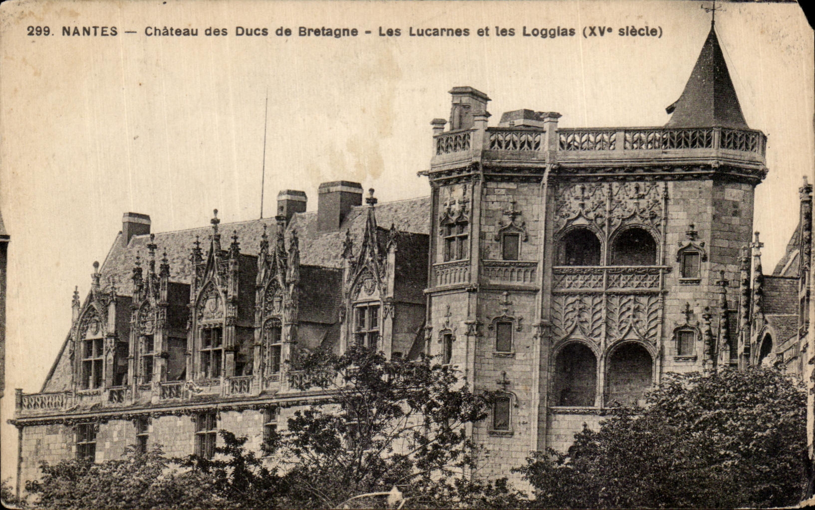 NANTES — Château des Ducs de Bretagne — Les Lucarnes et les Loggias (XVe siècle)