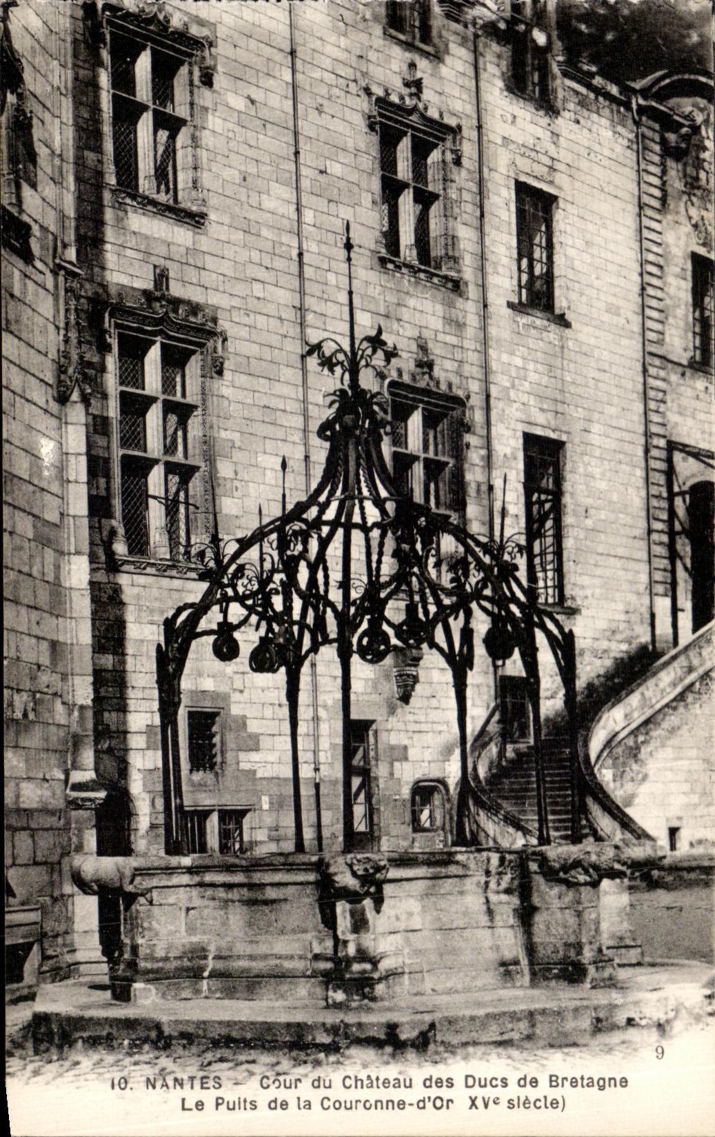 CPA Nantes Cour du Chateau des Ducs de Bretagne Le Pults de la Couronne d Or XV e siecle