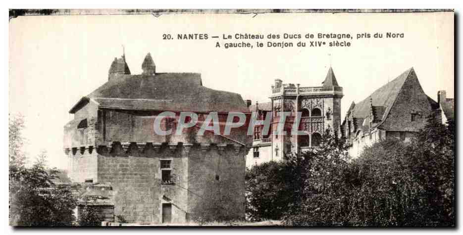 CPA Nantes Le Chateau des ducs de Bretagne pris du Nora A gauche le Donjon du XIV e siecle