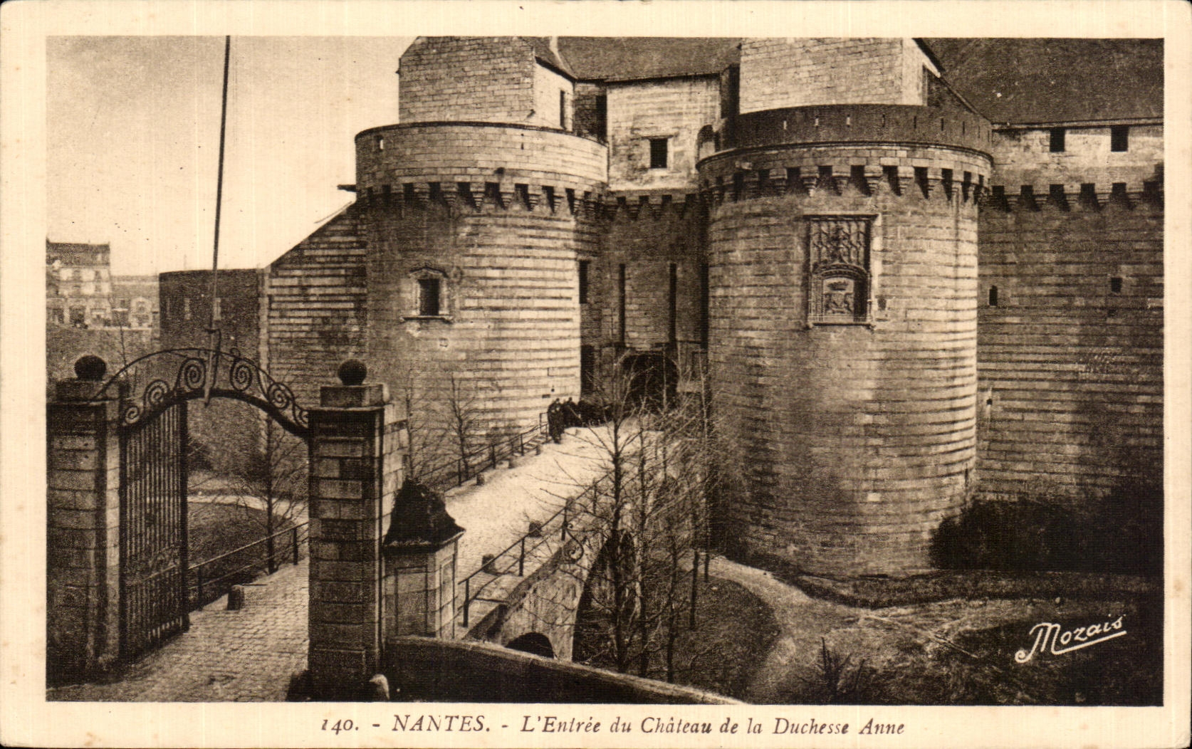 CPA Nantes L Entree du Chateau de la Duchesse Anne