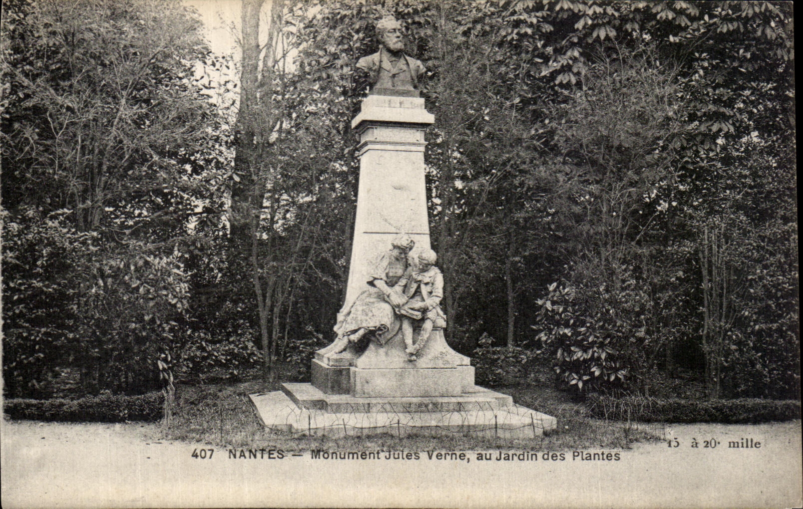 CPA Nantes Monument Jules Verne au Jardin des Plantes
