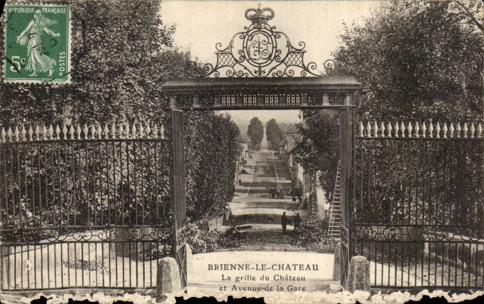 CPA Brienne le Chateau La grille du Chateau et Avenue de la Gare
