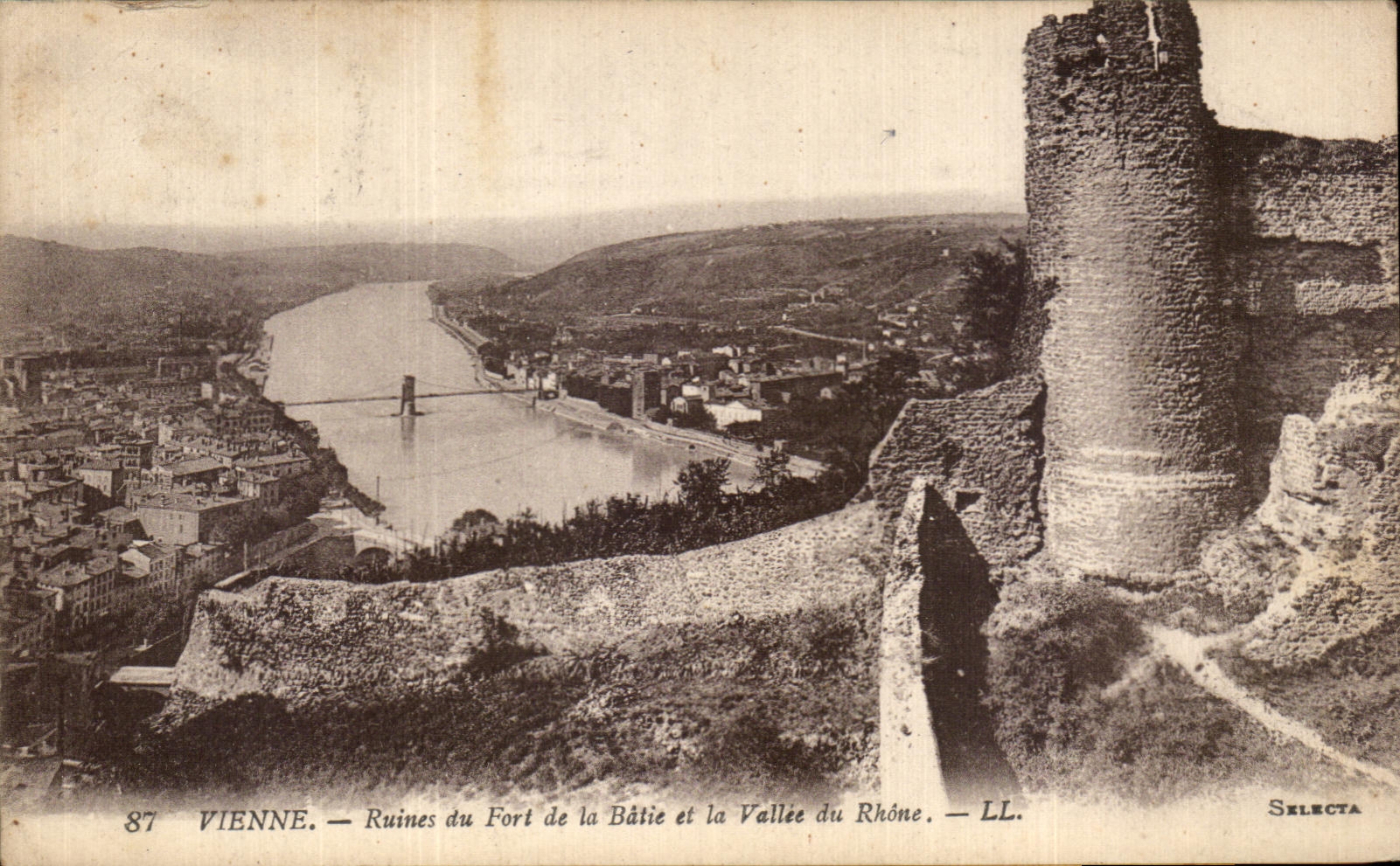 CPA Vienne Ruines du Fort de la Batie et la Vallee du Rhone