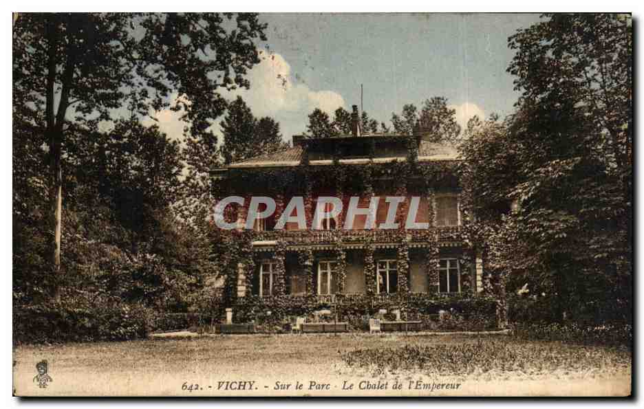 CPA Vichy Sur le Parc Le Cbalet de I Empereur