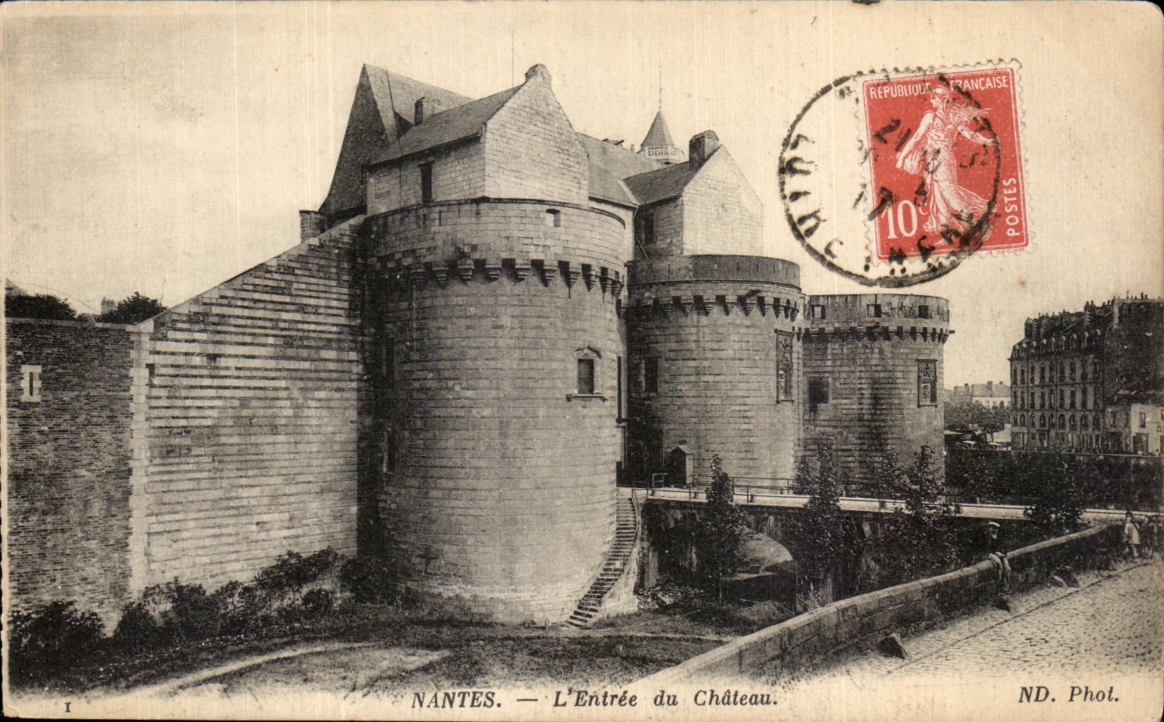 CPA Nantes L Entree du Chateau
