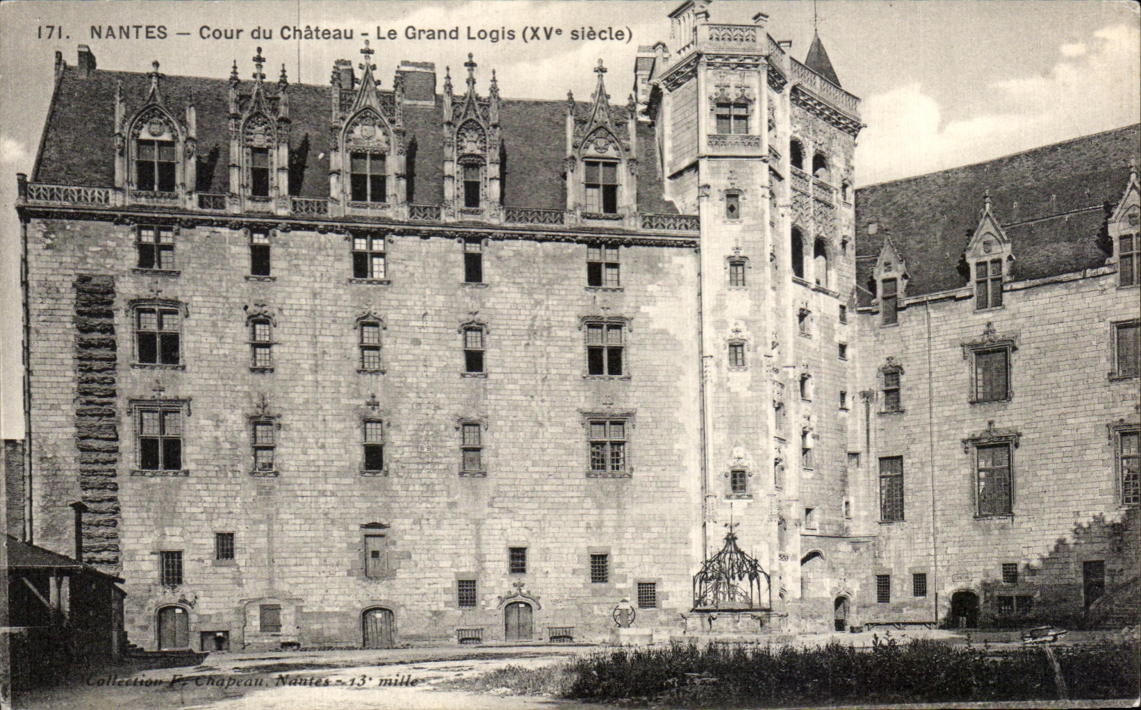 CPA Nantes Cour du Chateau Le Grand Logis (XV Siecle)