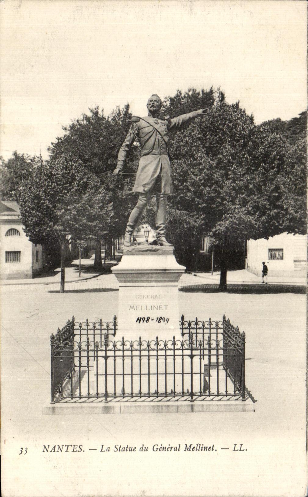 CPA Nantes La Statue du Generale Mellinet