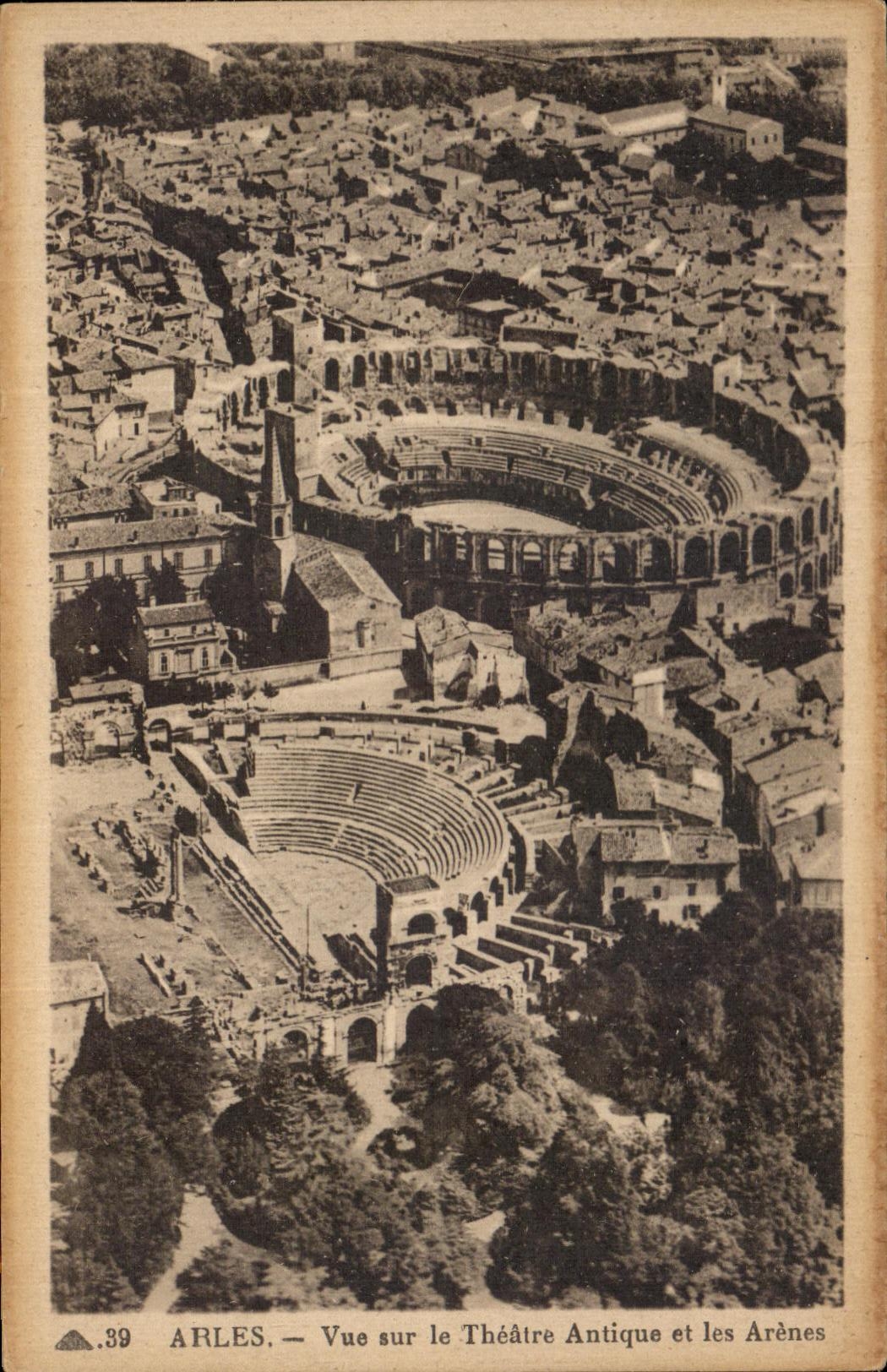 CPA Arles Vue sur le Theatre Antique et les Arenes