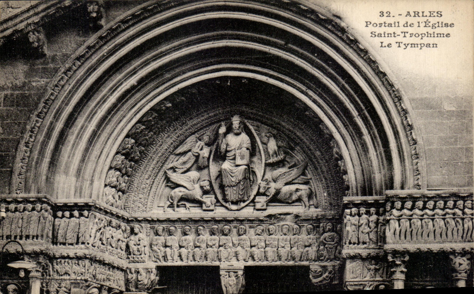 CPA Arles Portail de I Eglise Saint Trophime Saint Trophime Le Tympan