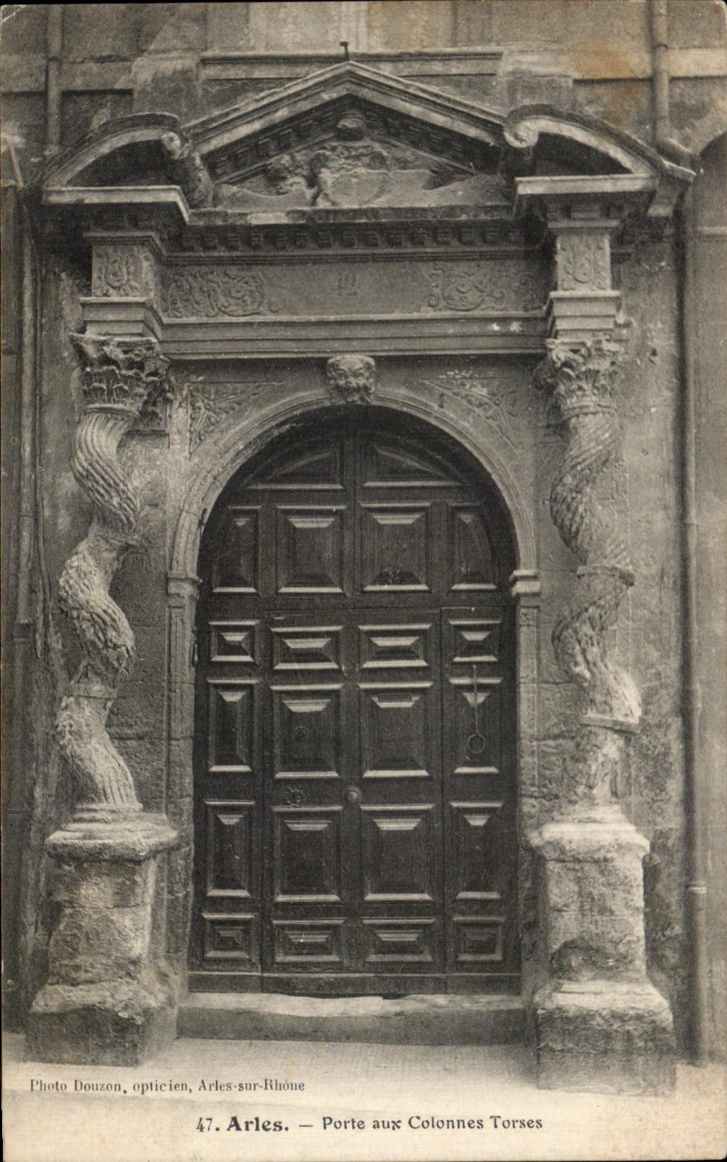 CPA Arles Porte aux Colonnes Torses