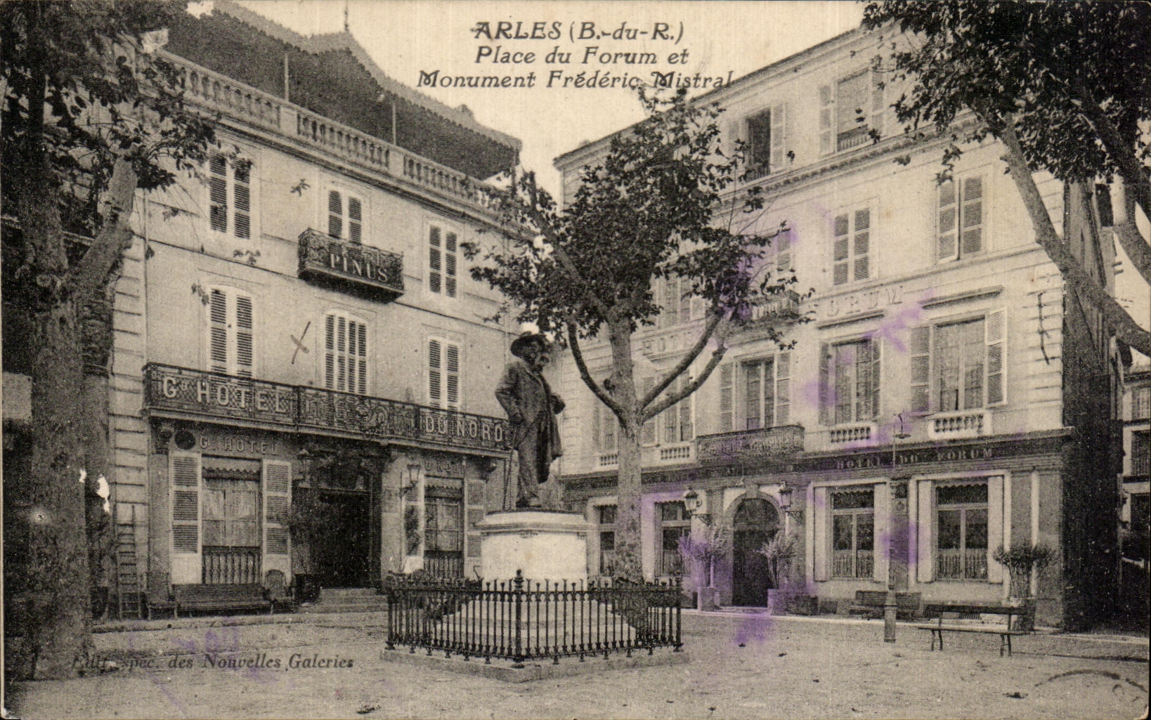 CPA Arles Place du Forum et Monument Frederic Mistral Hotel du Nord