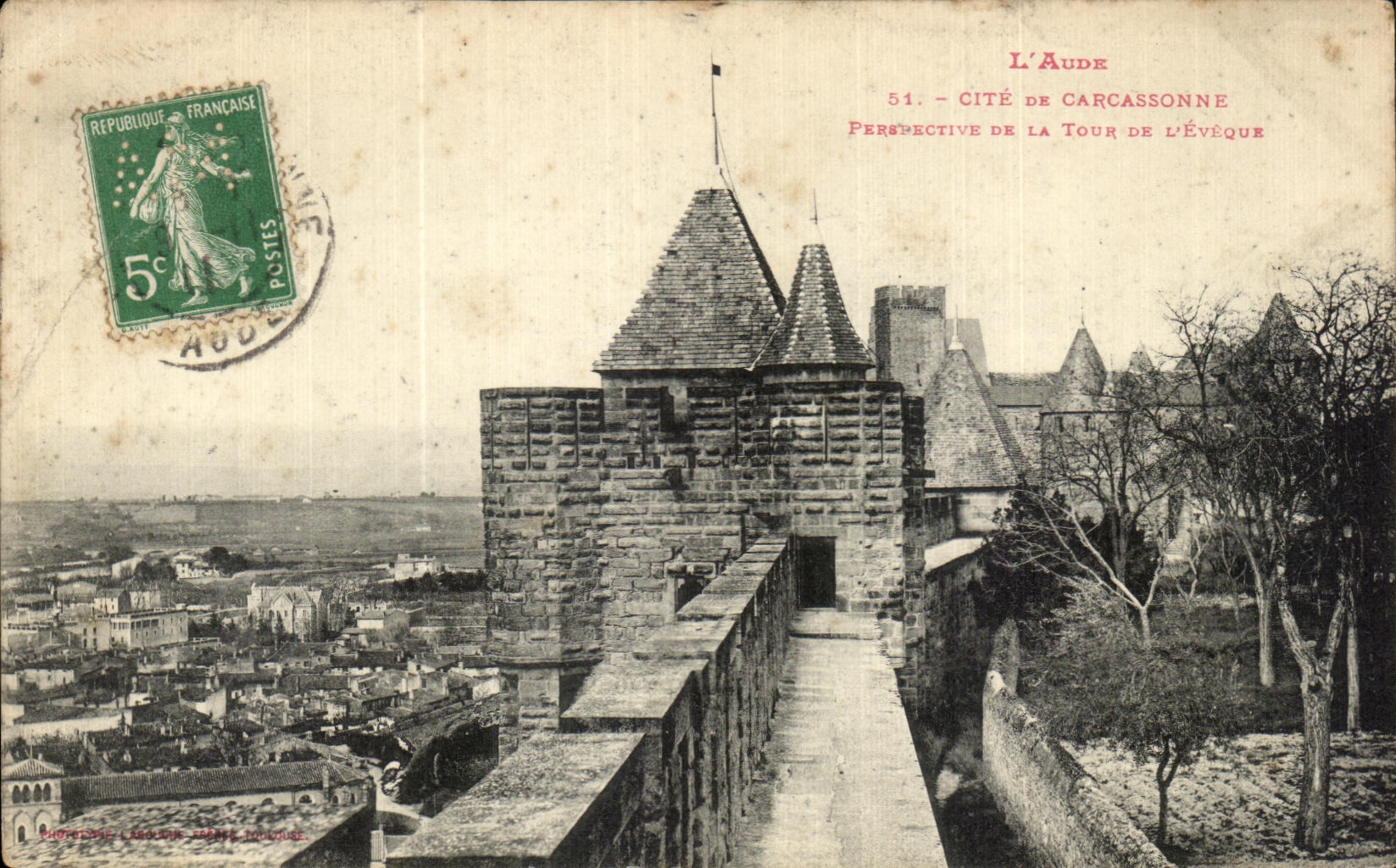 CPA L Aude Cite De Carcassonne Perspective de la tour de l Eveque