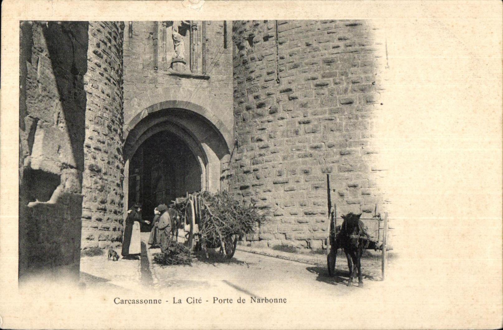 CPA Carcassonne La Cite Porte de Narbonne