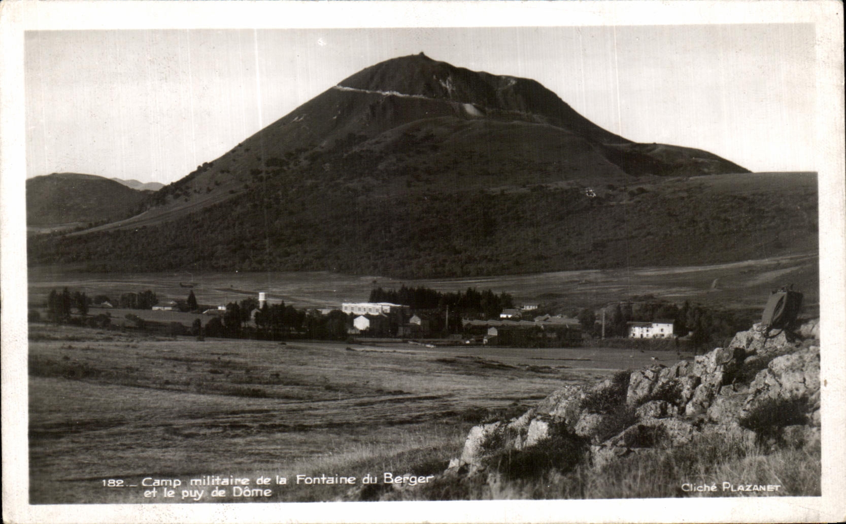 CPA Camp militaire de la Fontaine du Berger et le puy de Dome