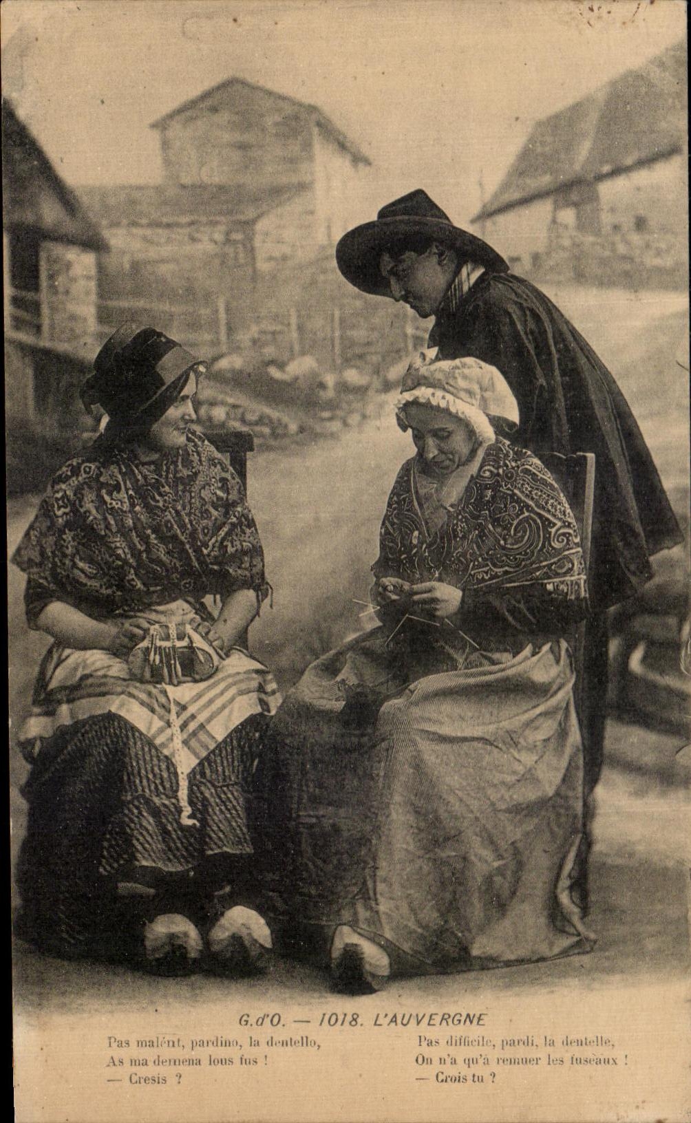 CPA L Auvergne Pas malint Panlians la Dentelle As Deivettia four Fux I as Folklore Costume