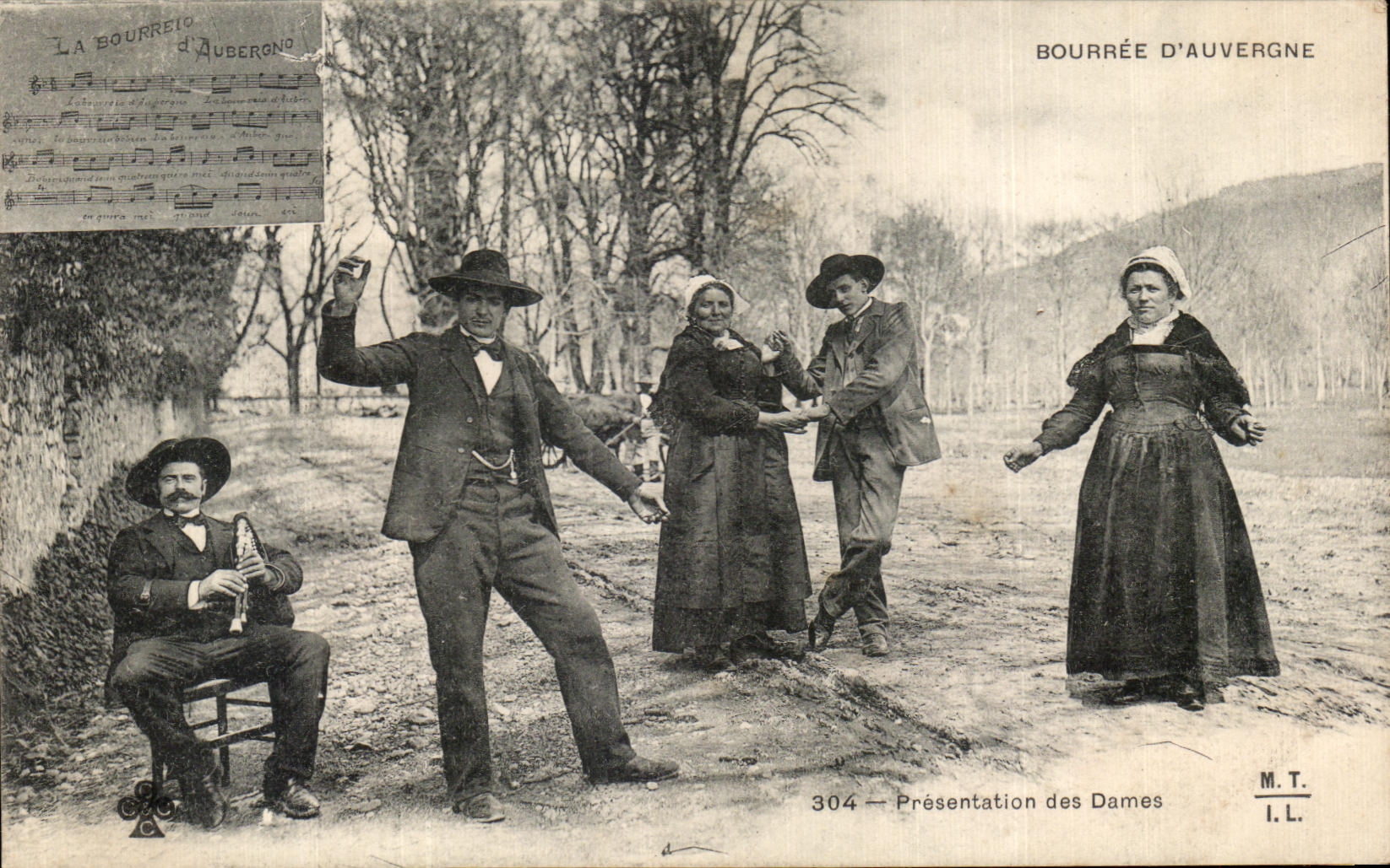 CPA Bourreio D Auvergne presentation des Dames Folklore Costume