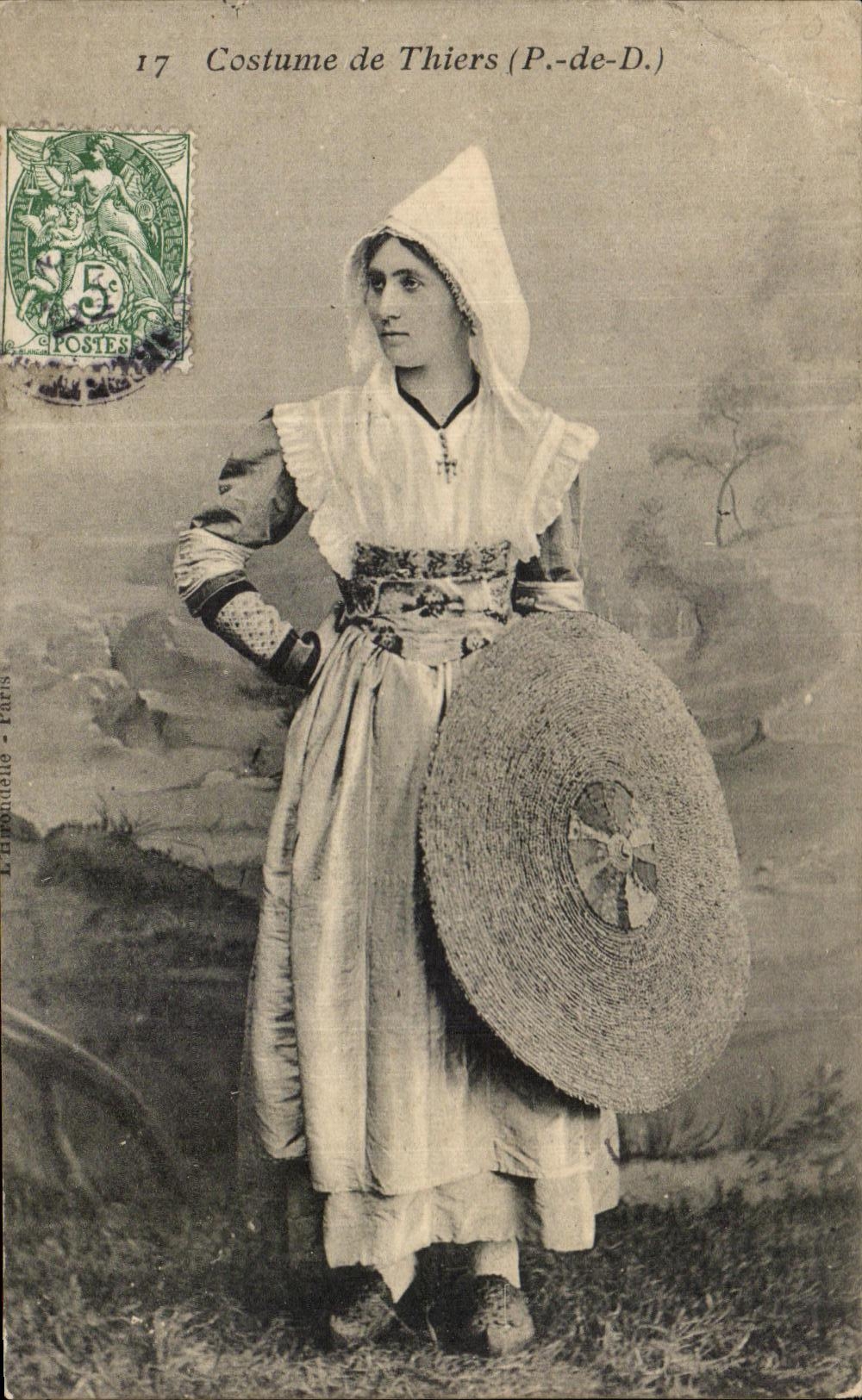 CPA Costume de Thiers Folklore Costume Coiffe