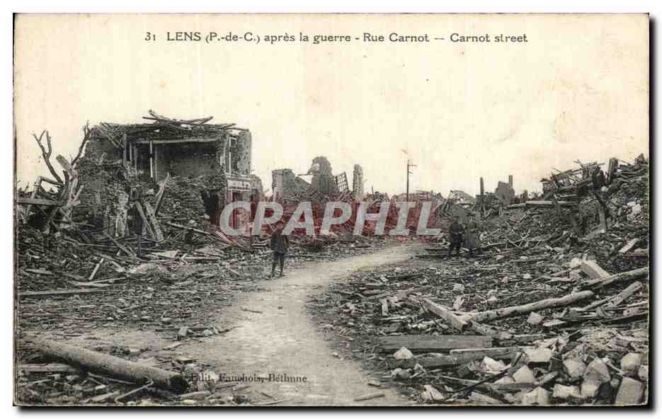 CPA Lens apres la guerre Rue Carnot Militaria