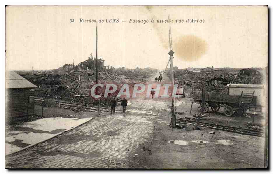 CPA Ruines de Lens Passage a Niveau rue d Arras Militaria