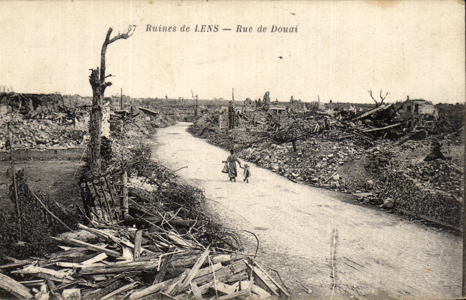 CPA Ruines de Lens Rue de Douai Militaria