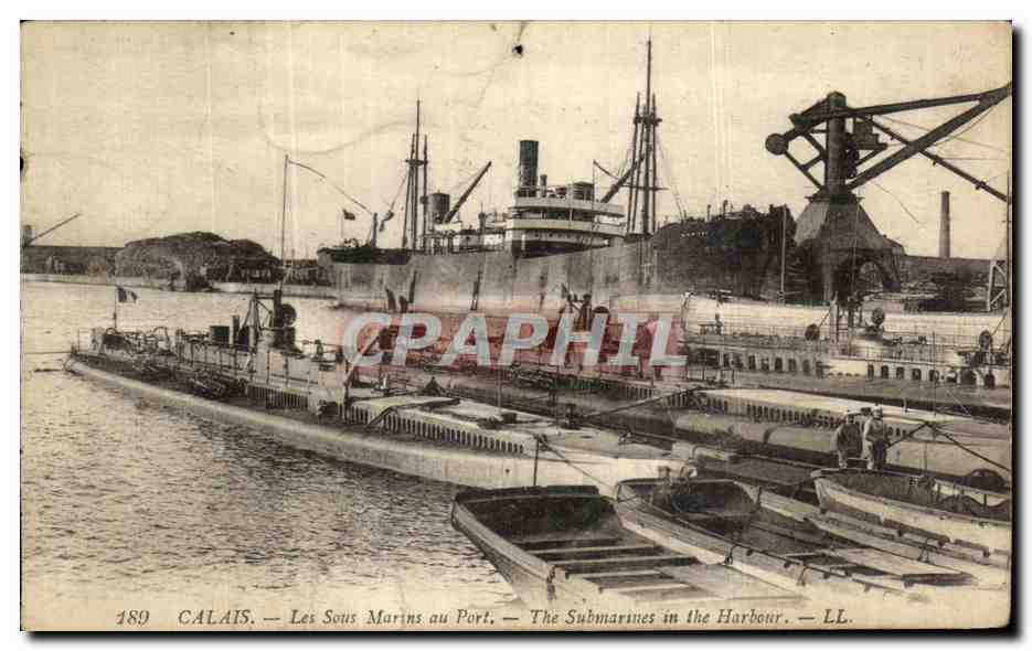 CPA Calais Les Sous Marins au Port Submarine 