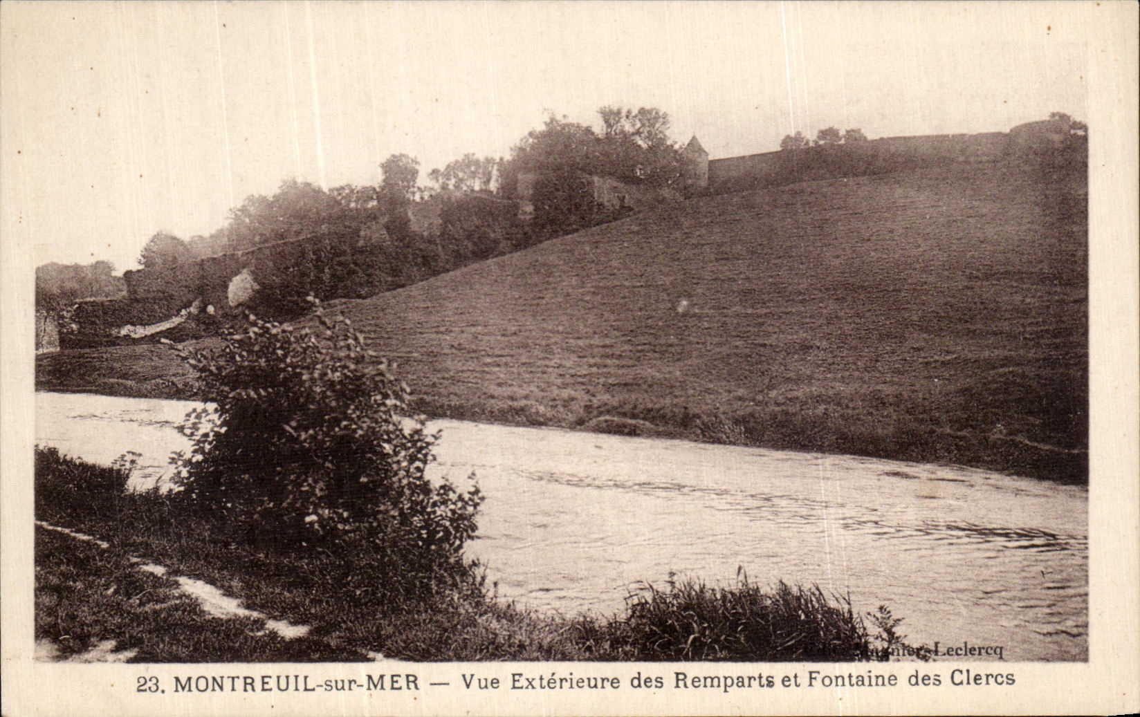 Montreuil-sur-Mer — Vue Extérieure des Remparts et Fontaine des Clercs — Augiers Leclercq