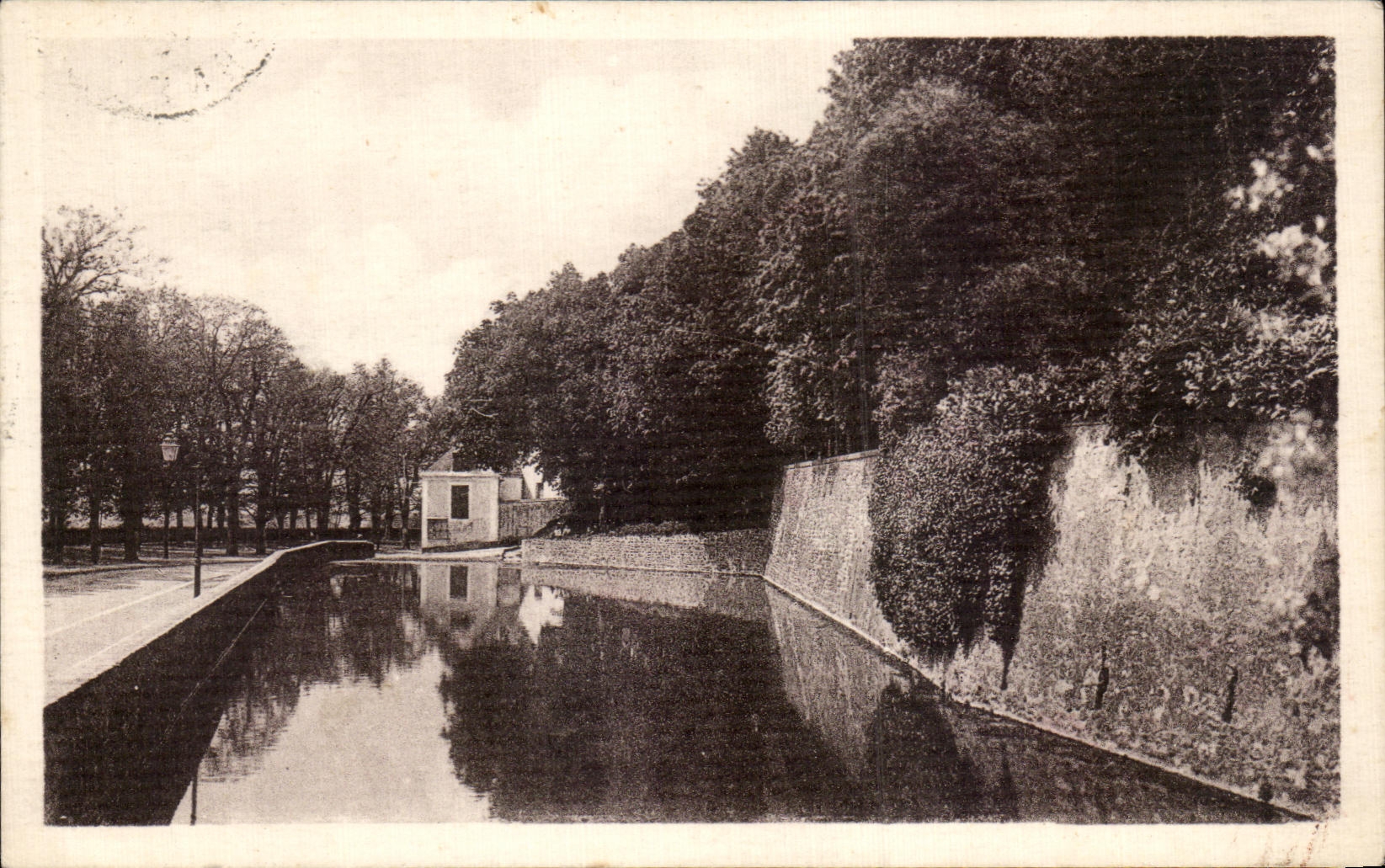 BELLÈME — L'Abreuvoir et les Remparts de l'ancien Château — Des clos, éditeur - Bellême