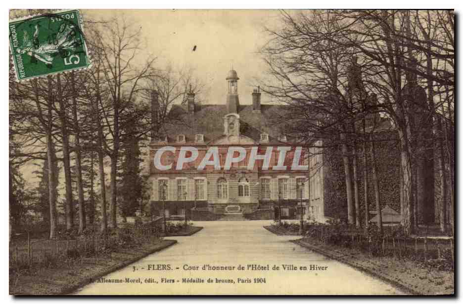 CPA Flers Cour d honneur de I Hotel de Ville en Hiver 