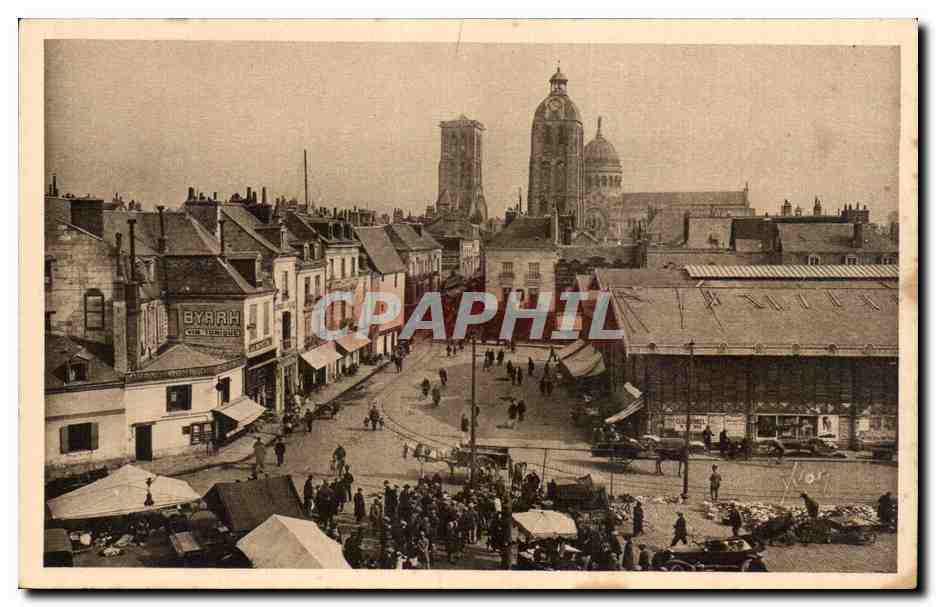 CPA La Douce France Tours Vue generale du Marche la basilique St Martin